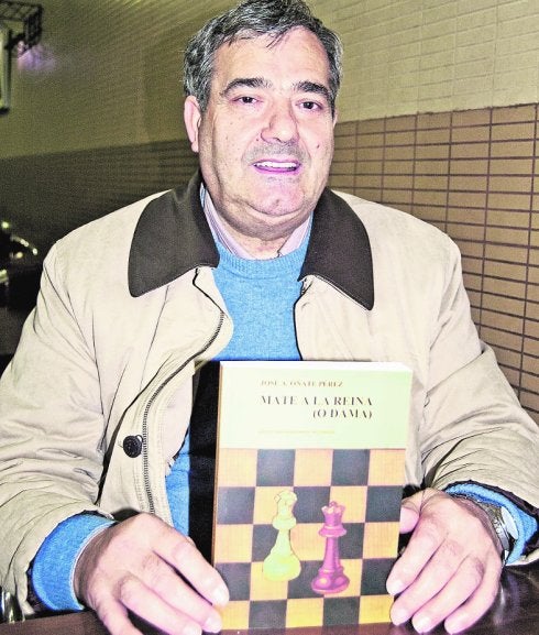 José Antonio Oñate, con su libro. :: I. franco