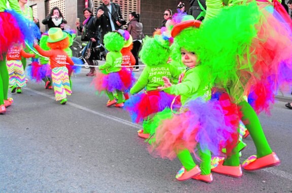 Pequeños de la escuela infantil Anaïs, durante el desfile que protagonizaron por el Camino Viejo del Puerto el pasado año.