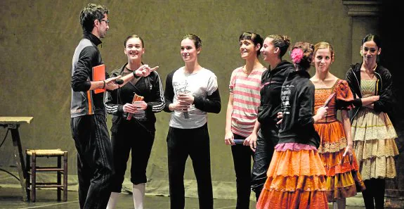 José Carlos Martínez charla con algunas de las bailarinas que forman el elenco de 'Don Quijote Suite', en el que figuran nueve alumnos de Murcia, ayer, en un ensayo.