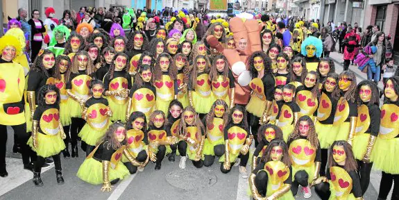 El colegio Virgen de las Huertas, con toda una colección de emoticonos, volvió a ser una de las comparsas más numerosas de cuantas participaron anoche en el desfile de Carnaval. 