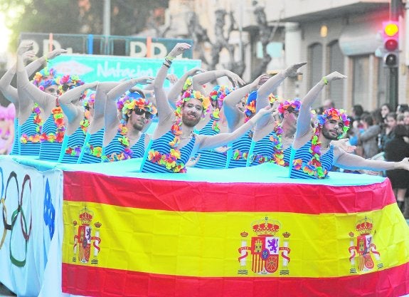 Los componentes de BB+ realizaron una parodia de natación desincronizada.