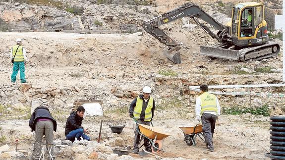 Arqueólogos y obreros, trabajando ayer por la mañana en la nueva fase de excavaciones del Foro Romano, en el cerro del Molinete. 