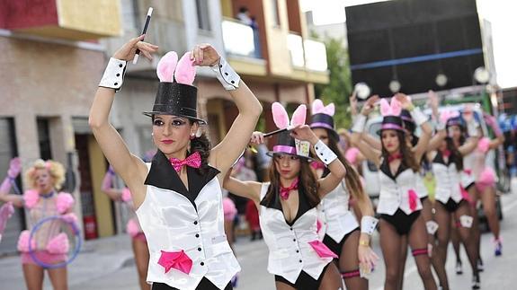 El público aplaudió mucho a las jóvenes disfrazadas de crupier, que desfilaron muy coquetas, con chistera, ajustados chalecos y naipes sujetos al liguero.