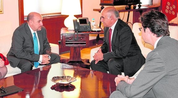 Mendoza, con Garre y el consejero de Turismo, Juan Carlos Ruiz.