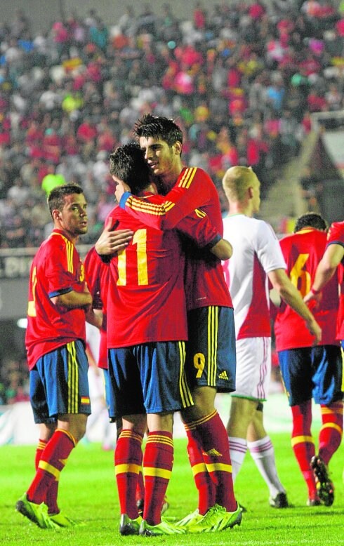 Sarabia abraza a Morata, quien marcó el gol de la victoria ante Hungría (1-0) en la última visita de la sub 21 al Cartagonova, el 14 de octubre de 2013. 