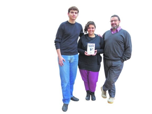 Daniel, Noelia y Joaquín, con la revista de poesía.  