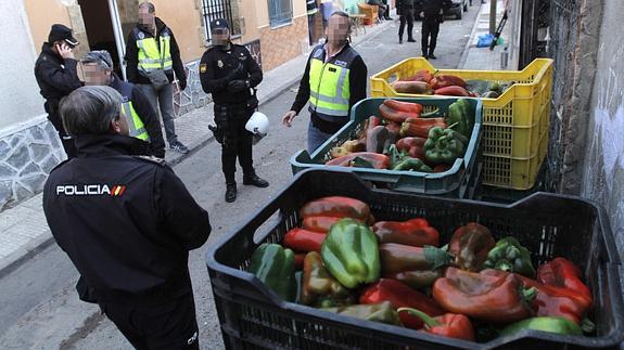 Agentes de la Policía apilan cajas con pimientos decomisados.