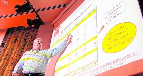 Stefan Settels, miembro de la comisión económica de la AAMRM, ayer, en la asamblea informativa; en la imagen pequeña, recreación de la ciudad deportiva. :: javier carrión / agm
