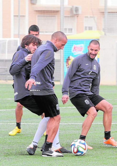 Luque lucha por la pelota en un entrenamiento. 