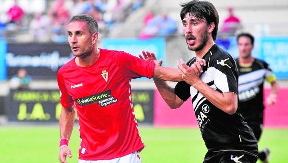 José Martínez, a la izquierda, vuelve hoy al equipo tras su sanción. 