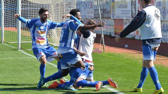 Los jugadores de La Hoya celebran uno de los tantos conseguidos.