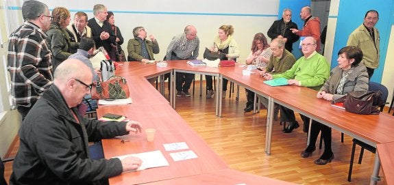 Representantes de quince colectivos pertenecientes a la Plataforma en Defensa de la Sanidad ultiman detalles durante la reunión de ayer.