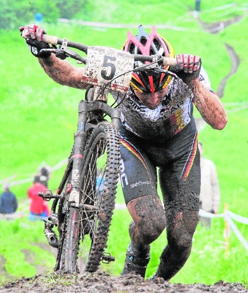 Un corredor en una carrera de bicicleta de montaña.