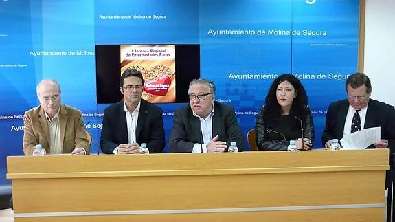  Pedro Hernández, Juan Carrión, Eduardo Contreras, Josefa Martínez y José Antonio Carbonell, durante la presentación. 