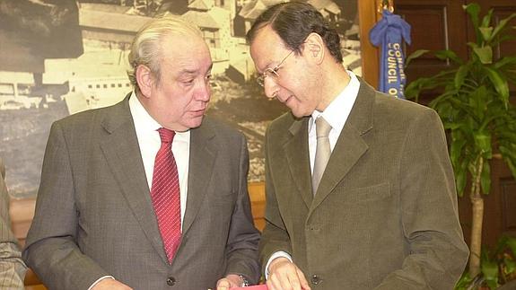 Jesús Samper y Miguel Ángel Cámara, en la presentación de los planos del proyecto Nueva Condomina, en 2003. 