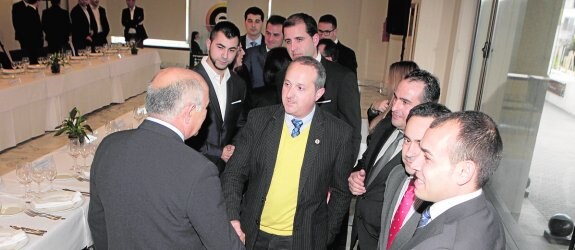 Alberto Garre saluda a los empresarios antes de iniciar el almuerzo-coloquio. 