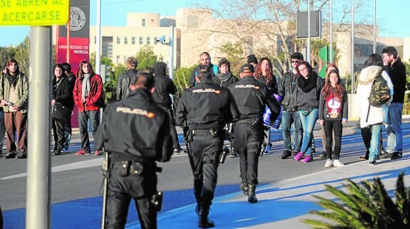 Alumnos cortan el acceso al campus de Espinardo. :: i. s. / AGM
