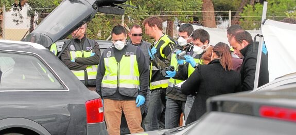 Policías judiciales inspeccionan la semana pasada el vehículo en el que apareció el cadáver desmembrado de Javi 'El Bolas'.