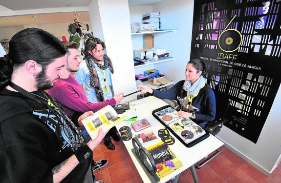 Dos jóvenes recogen sus películas en el Puertas de Castilla, junto a Jesús de la Peña (3i).