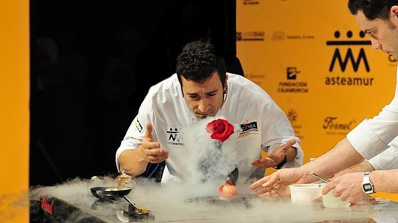 El cocinero Eneko Atxa hace una demostración, este lunes, en el Teatro Circo.