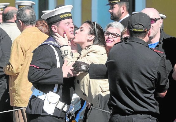 La tripulación de la 'Vencedora' se despide de sus familiares. 