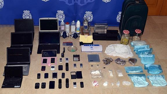 Droga y objetos incautados a la organización de narcos. 