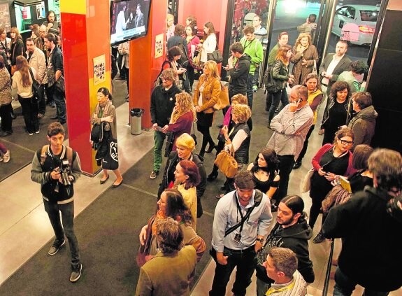 El público del festival, ayer, a la entrada del TCM. 