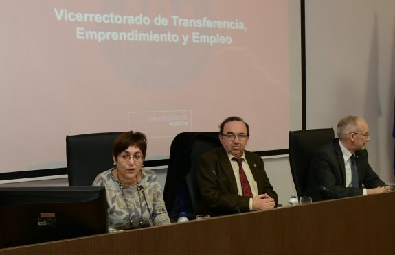 Francisca Tomás, José Orihuela y Ángel Caballero, durante la presentación. 