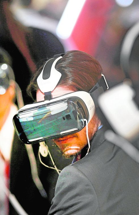 Un joven prueba las gafas de realidad virtual de Samsung. 
