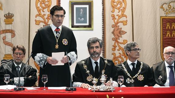 Pasqual del Riquelme, de pie, durante la pronunciación de su discurso.