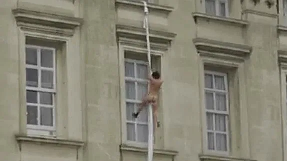 El misterio del hombre desnudo que huye por la ventana de Buckingham Palace