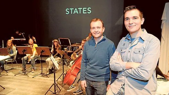 Los compositores Jaime Enguídanos y Javier Pérez, junto a los intérpretes de ‘States’, ayer, en el Centro Párraga de Murcia. 