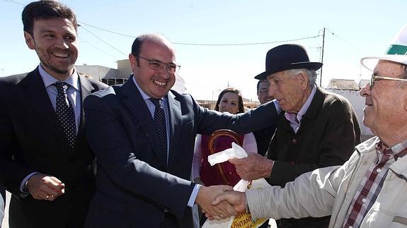 Pedro Antonio Sánchez, este jueves, saludando a varios vecinos en Alhama, donde se desplazó para inaugurar una escuela infantil.