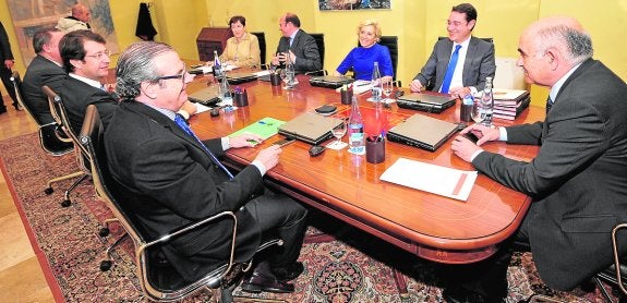 El primer Consejo del nuevo Gobierno. De frente, y de izda. a dcha., Catalina Lorenzo, Pedro Antonio Sánchez, Adela Martínez-Cachá y José Gabriel Ruiz. De espaldas, Francisco Bernabé, Juan Carlos Ruiz y Martínez de Salas, con el presidente Alberto Garre en la cabecera de la mesa . 