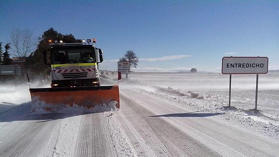 Las máquinas quitanieves han intervenido esta mañana en las carreteras del Noroeste para paliar los efectos las nevadas.