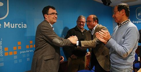 José Ballesta, felicitado por Pedro Antonio Sánchez ante la mirada de Ramón Luis Valcárcel y Miguel Ángel Cámara, este viernes, en la reunión ejecutiva del PP.