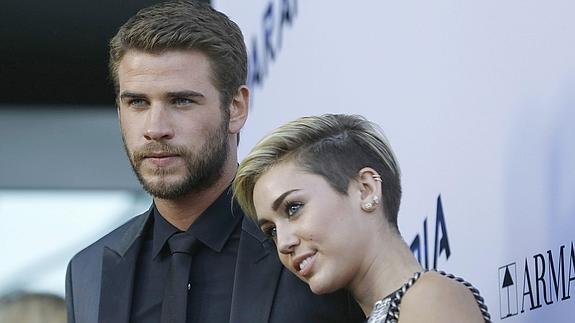 Liam Hemsworth posa con Miley Cyrus en la Premiere de 'Paranoia' en Los Ángeles