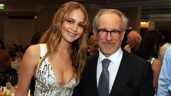 La actriz Jennifer Lawrence y Steven Spielberg 