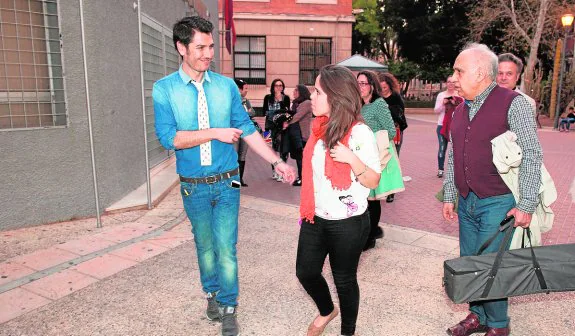 Carlos del Amor saluda a una joven, ayer, a la entrada a la Universidad de Murcia.