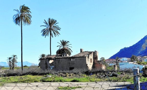 Panorámica del huerto de San Blas, con el recinto vallado; de la casa original solo queda en pie una pared lateral y una ermita. :: NACHO GARCÍA / agm