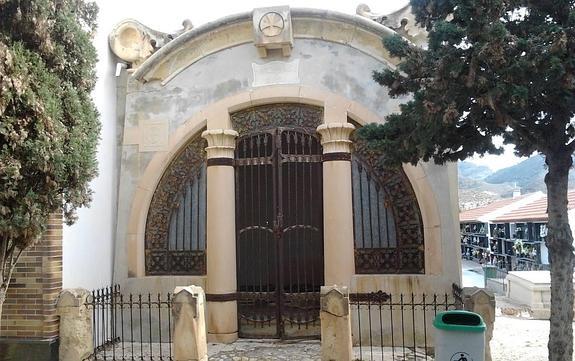 Panteón de Francisco Povo y su esposa, en la calle principal del cementerio de Mazarrón.