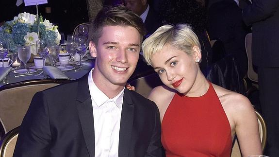 La cantante Miley Cyrus, con su novio Patrick Schwarzenegger en una gala previa a los Grammy, en Los Ángeles