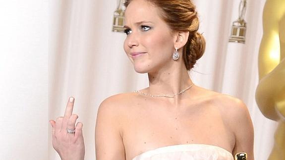 Jennifer Lawrence, actriz estadounidense, hace la "peineta" a unos reporteros que le recordaban con sorna su caída cuando subía al escenario a recoger el Oscar a la Mejor Actriz