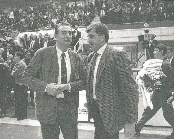 Oleart, a la izquierda, entrenador del CB Murcia, saluda a Obradovic, técnico del Real Madrid:: juanchi lópez
