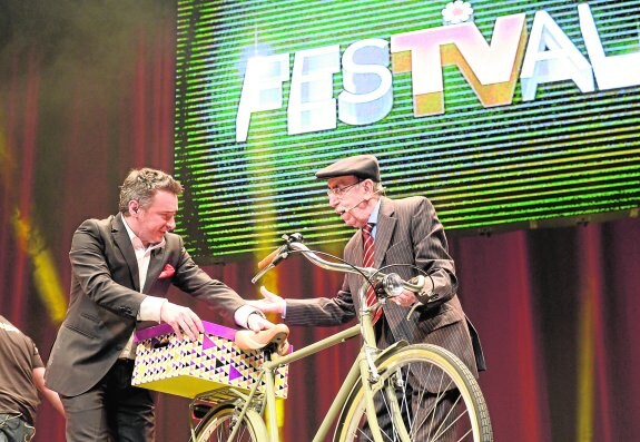 El presentador de la gala y director del FesTVal, Joseba Fiestras, charla con el actor Jesús Guzmán.