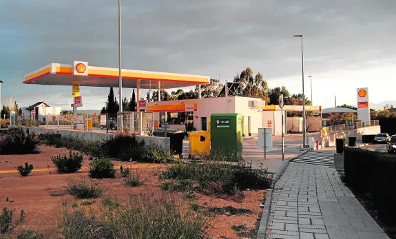Vista ayer de la estación de servicio ubicada junto a la urbanización Altorreal de Molina. 