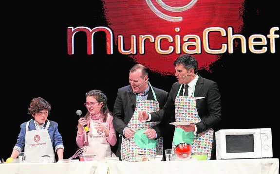 Mauro y Martina, concursantes de la última edición de 'MasterChef Junior', cocinan en directo, junto al chef murciano Pablo González-Conejero y el presentador de la gala, Luis Larrodera, una torta de chicharrones.
