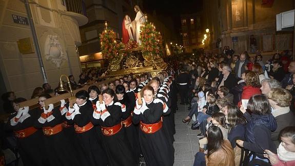 Los espectadores contemplan el paso del trono La Despedida de Jesús nada más salir de Santa María de Gracia.