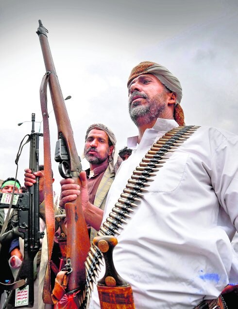 Chiíes-hutíes alzan sus armas y gritan consignas durante una protesta por los bombardeos suníes en Saná, Yemen. :: YAHYA ARHAB/efe