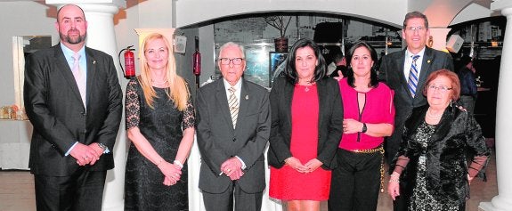 Los homenajeados, con el presidente de la agrupación y la presidenta de las damas de la Magdalena. 